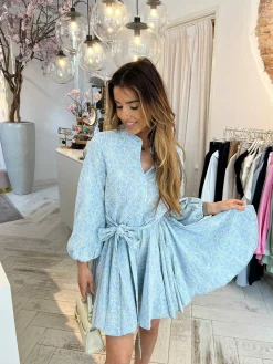 Best Lizzy Flower Broderie Dress Baby Blue Jurken