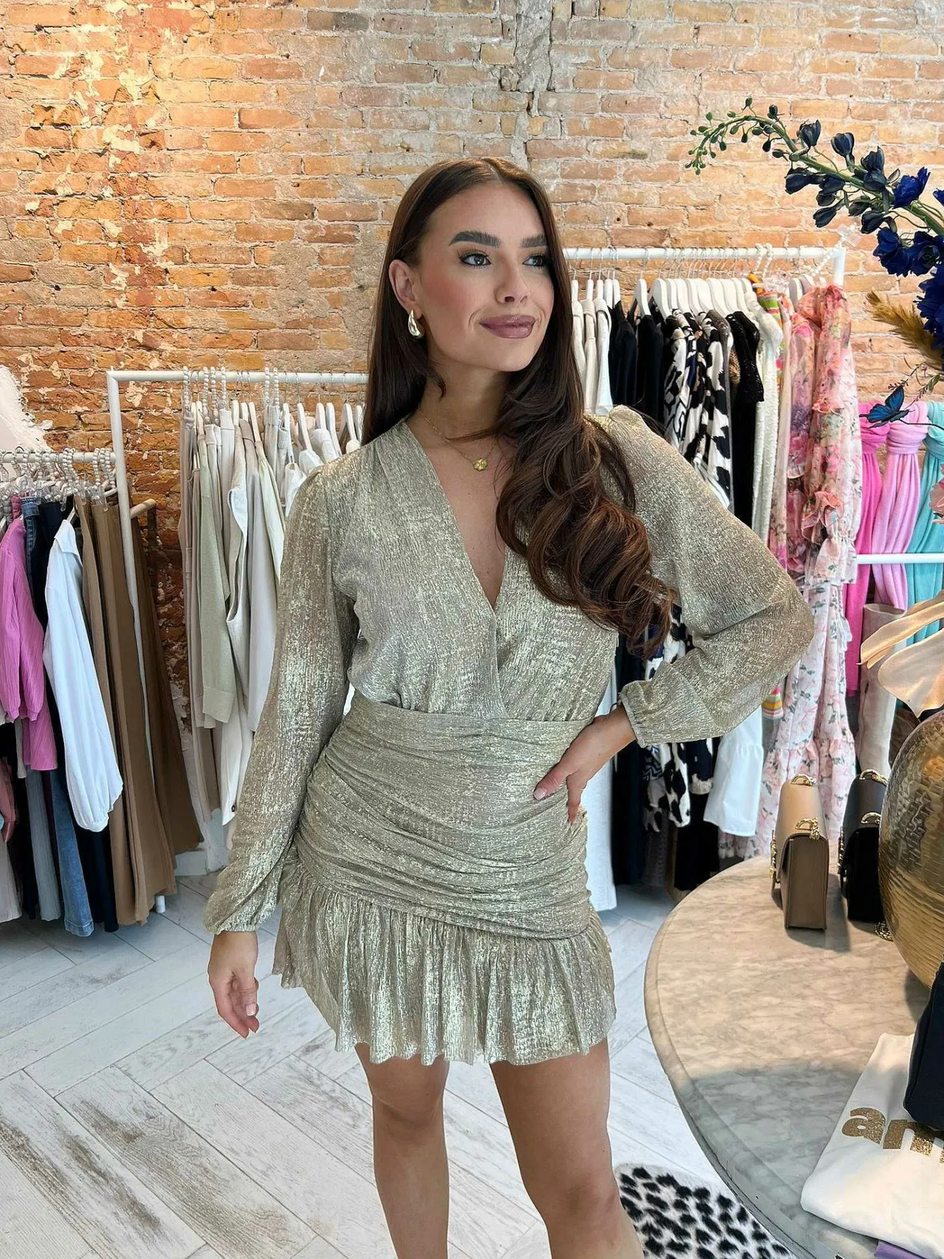 Best Nella Glitter Ruffle Dress Gold Jurken